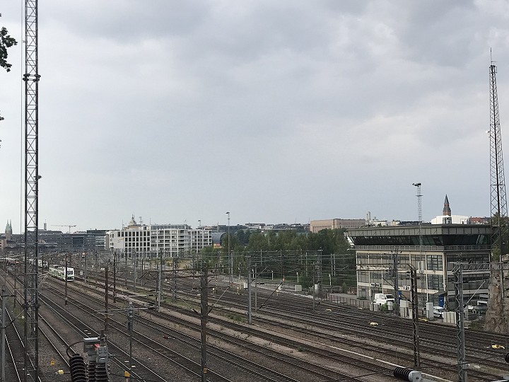 Sadepilviä nousemassa mereltä Helsinkiin