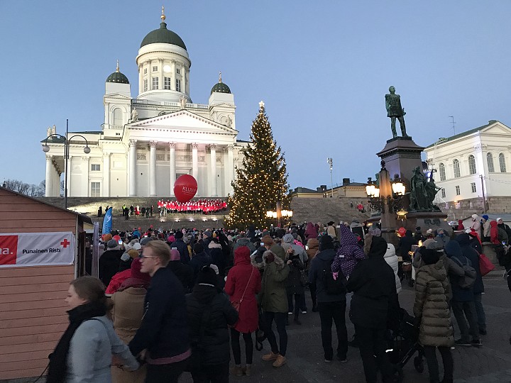 Senaatintorilla syttyivät jouluvalot