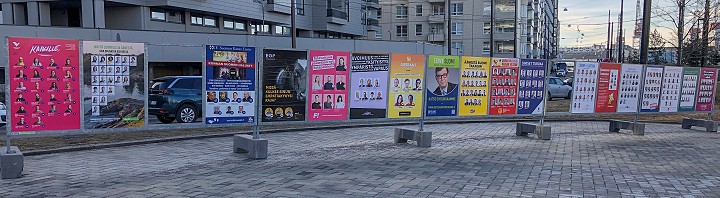 Vaalijulisteita Helsingin Ruoholahdessa.
