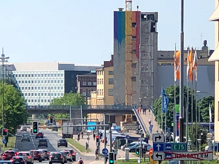 Sörnäisten rantatietä saapuvia tervehtii sateenkaaren värit.