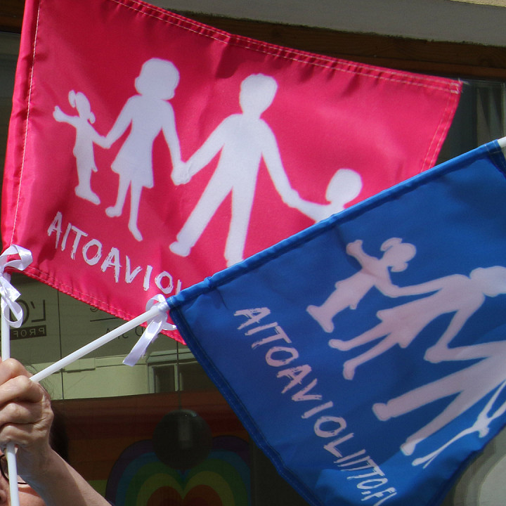 Aito avioliitto ry markkinoi avioliittokäsitystään esimerkiksi Helsinki Pride 2019 -kulkueen reitillä.