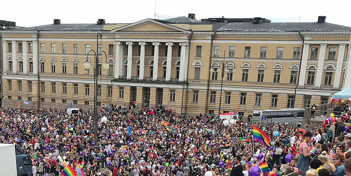 Pride-tapahtumissa ihmisiä on paljon ja lähekkäin.