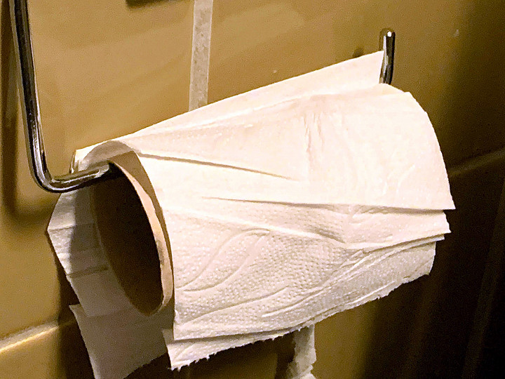 Kuun viimeinen papeririekale on käytetty, voidaan ottaa sijalle uusi rulla.