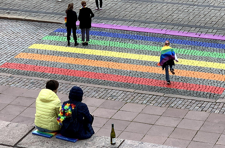 Sateenkaarisuojatie Helsingin Senaatintorilla kesällä 2020