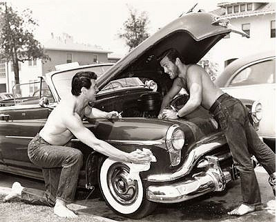 Rock Hudson ja hänen rakkaansa Bob Preble autohommissa.