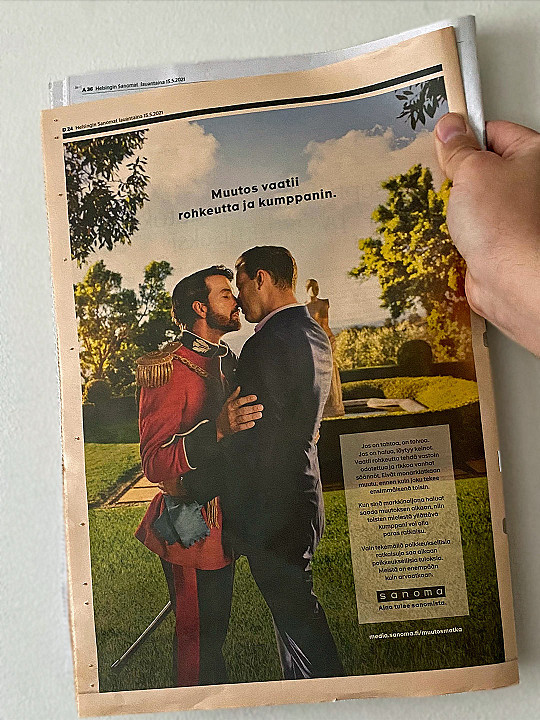 Sanoman mainoksessa miespari, julkaistu esimerkiksi HS Visio-liitteen (15.5.) takakannessa.