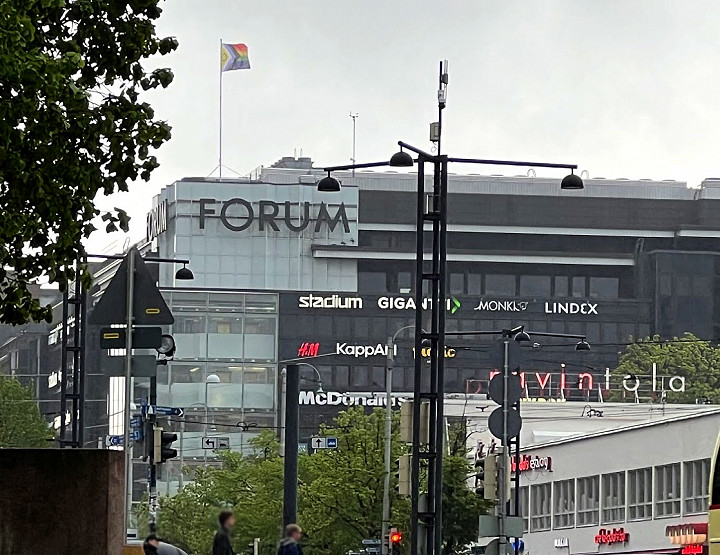 Helsingissä kauppakeskus Forumin katolla liehuu sateenkaarilippu 2.6.2022.