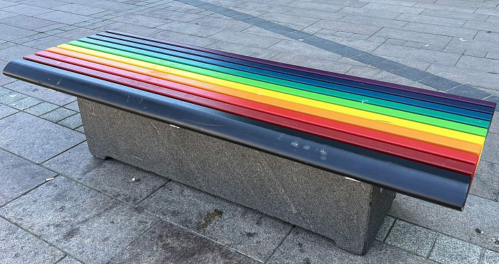 Narinkkatorilla on penkkejä pride-väreissä.