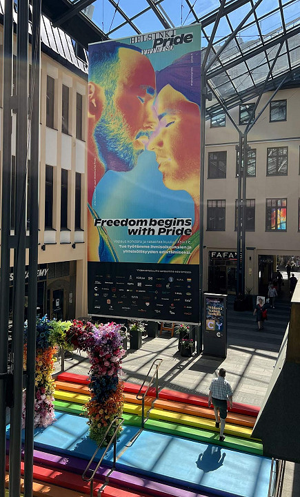 Citycenterissä on pride-lipun väriset portaat.