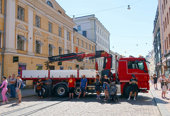 Poikittain ajetuilla rekoilla varauduttiin estämään autoilla tapahtuva ihmisten vahingoittaminen