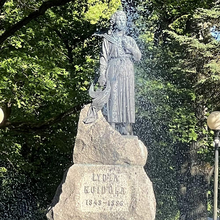 Runoilija Lydia Koidulan patsas Pärnussa