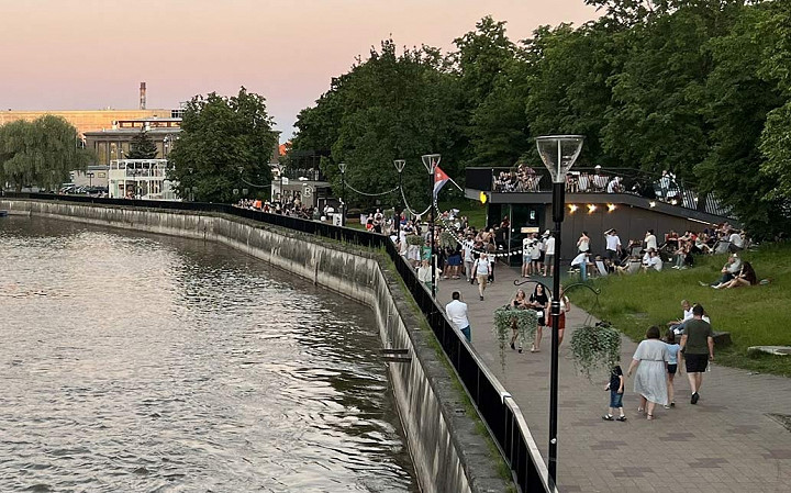 Illanviettoa Tartossa Emajõen rannassa.